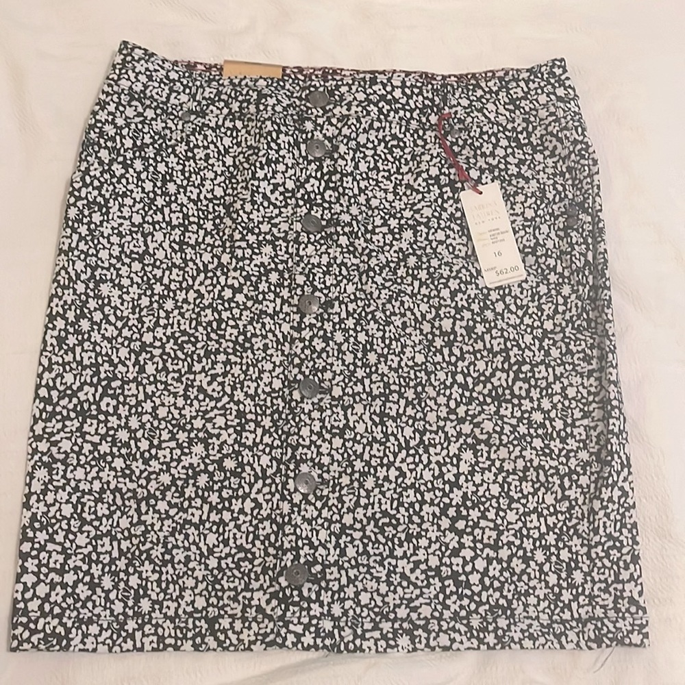 Ultra soft super stretch curvy woman's skirt.